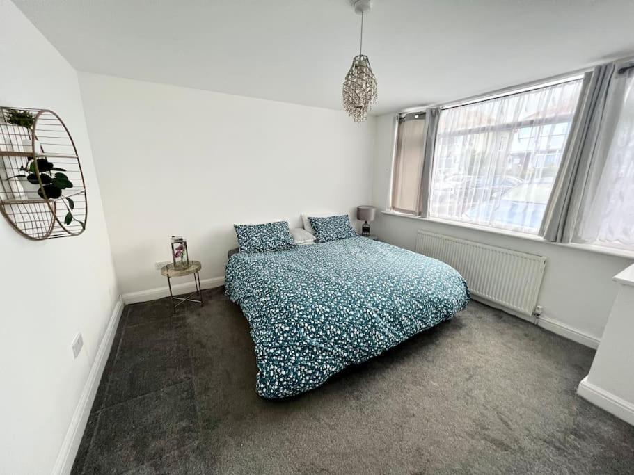 Modern 2 Bed Close To Mall With Parking & Garden London Exterior photo