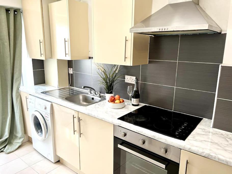 Modern 2 Bed Close To Mall With Parking & Garden London Exterior photo