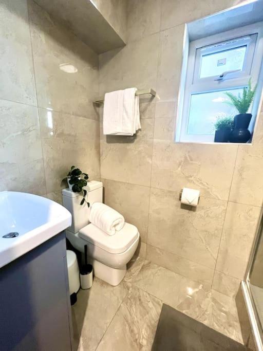 Modern 2 Bed Close To Mall With Parking & Garden London Exterior photo