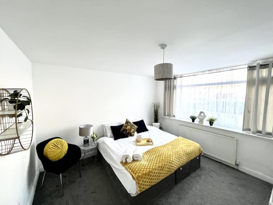 Modern 2 Bed Close To Mall With Parking & Garden London Exterior photo